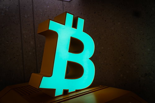 ビットコインATM自販機に掲げられているBitcoinロゴのモニュメント