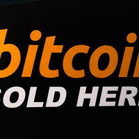 仮想通貨が購入できる自販機の販売告知サインの写真