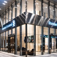 香港の中環（セントラル）にあるスタンダードチャータード銀行の店舗と電飾看板の写真