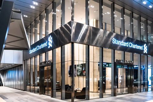 香港の中環（セントラル）にあるスタンダードチャータード銀行の店舗と電飾看板