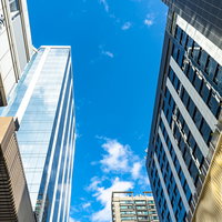 香港の高層ビル群を見上げた青空の写真