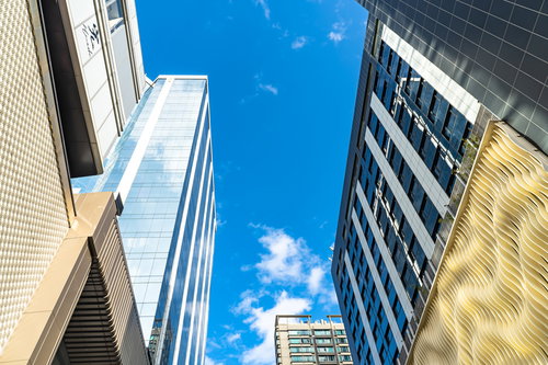 香港の高層ビル群を見上げた青空