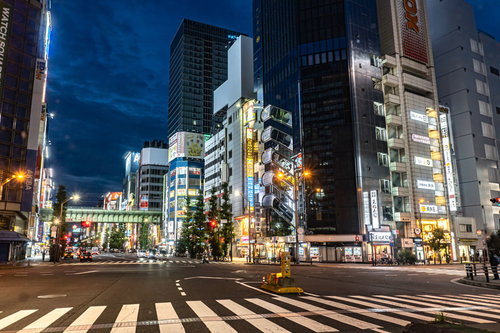 夜の秋葉原万世橋交差点のネオン街並みと都市風景