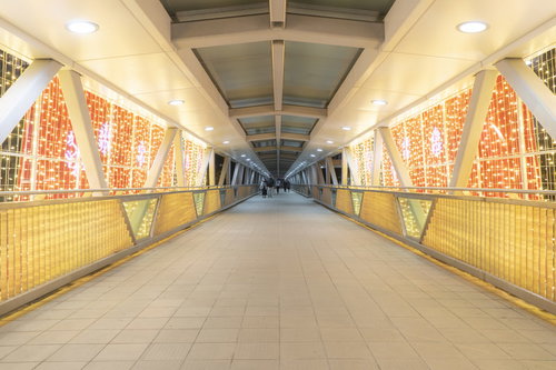 イルミネーションが眩しい香港の尖東、歩道橋