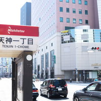 福岡市天神一丁目のバス停がある通りの街並み風景の写真