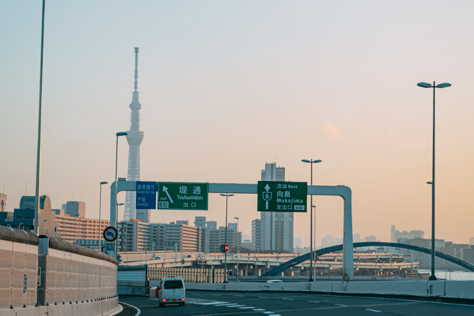 夕暮れの首都高速道路からスカイツリーを望む都市風景