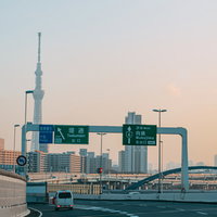 夕暮れの首都高速道路から見えるスカイツリーと都市夜景の写真