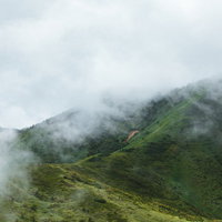 毛無峠の靄がたちこめる山岳風景 群馬の秋の自然の写真
