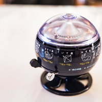 地方の飲食店によくあるお金入れて占うガラス玉の占いマシンの写真