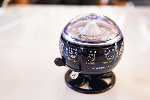 地方の飲食店によくあるお金入れて占うガラス玉の占いマシン