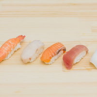 コンビニで売れ残ったカピカピに乾いた寿司の写真