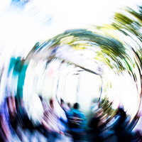 ぐるぐる廻る黄色い花と空の写真