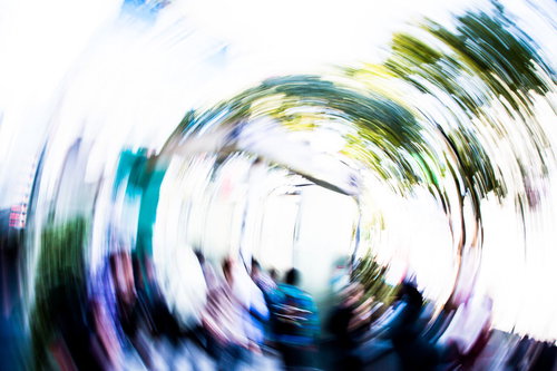 ぐるぐる廻る黄色い花と空