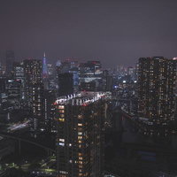 ダークでシックな東京夜景、高層ビル群が織りなす都心の夜の写真