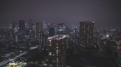 ダークでシックな東京夜景、高層ビル群が織りなす都心の夜
