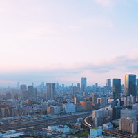 夕焼けに染まる高輪ゲートウェイ方面の東京都市景観の写真