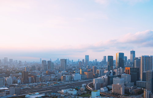 夕焼けに染まる高輪ゲートウェイ方面の東京都市景観