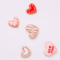 ハート型のバレンタインアイシングクッキーと装飾の写真