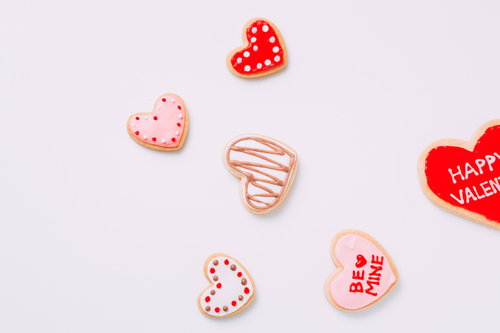 ハート型のバレンタインアイシングクッキーと装飾