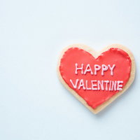 HAPPY VALENTINEと書かれたハート型アイシングクッキーの写真