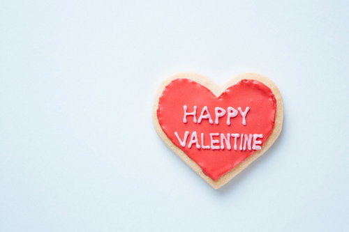 HAPPY VALENTINEと書かれたハート型アイシングクッキー