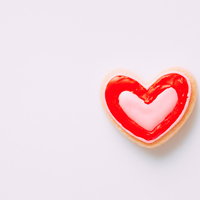 赤と白の二重ハートデザインのアイシングクッキーの写真