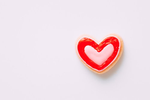 赤と白の二重ハートデザインのアイシングクッキー
