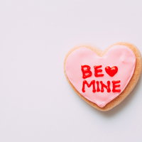 BE ♥ MINE ピンクのアイシングが施されたハート型クッキーの写真