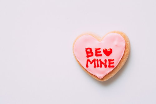BE ♥ MINE ピンクのアイシングが施されたハート型クッキー