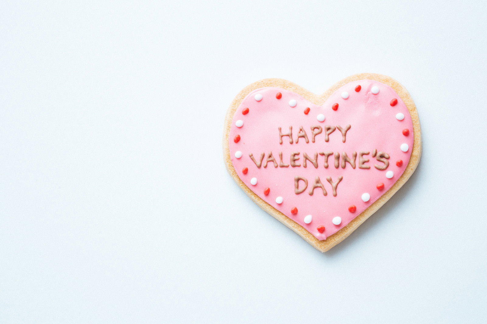 HAPPY VALENTINE'S DAYと書かれたピンクのハート型アイシングクッキー