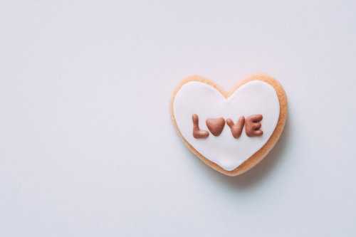 LOVEと書かれたハート型アイシングクッキー