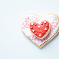 白いアイシングの大きいハートと小さいハートのクッキーの写真