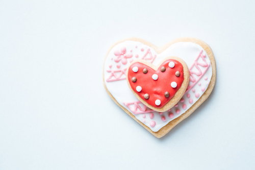 白いアイシングの大きいハートと小さいハートのクッキー