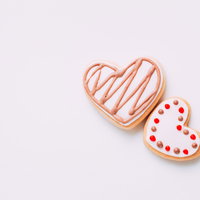 ピンク色のアイシングがけハートのアイシングクッキーの写真