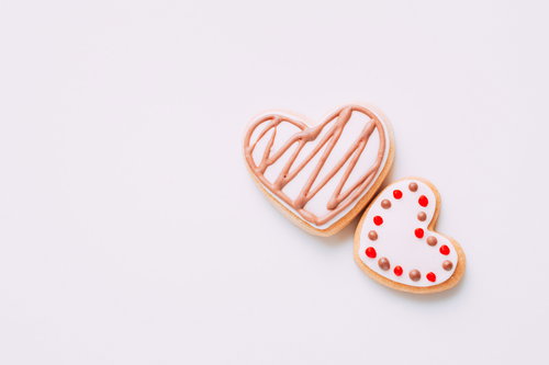 ピンク色のアイシングがけハートのアイシングクッキー