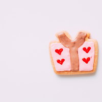 ハート柄が描かれたプレゼント型のアイシングクッキーの写真