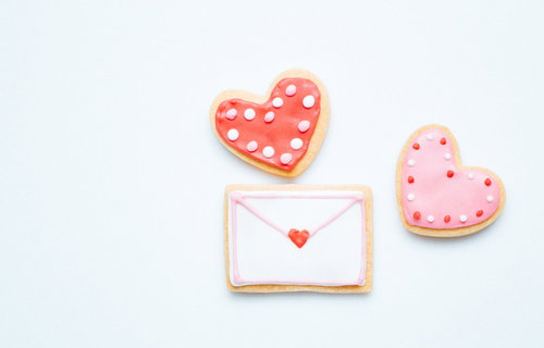 ラブレターを添えたハート型アイシングクッキー