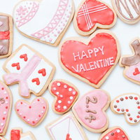 ピンクと赤のハートいっぱいのバレンタインアイシングクッキーの写真