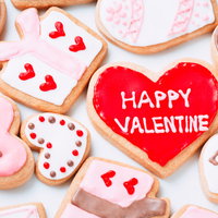 ハートに囲まれたHAPPY VALENTINEのアイシングクッキーの写真