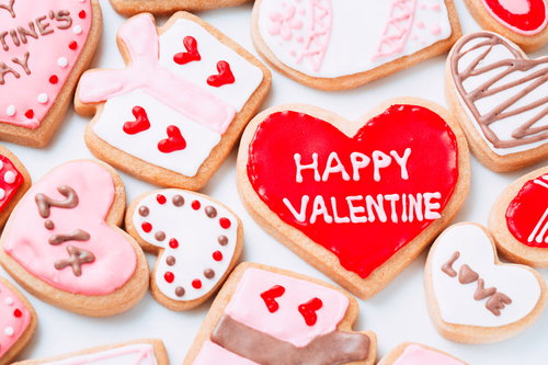 ハートモチーフのアイシングクッキーに囲まれたHAPPY VALENTINE