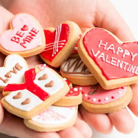 手のひらいっぱいのハートクッキー、バレンタインデーのギフトの写真