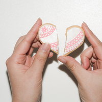 破局を表現したバレンタインデーのアイシングクッキーの写真