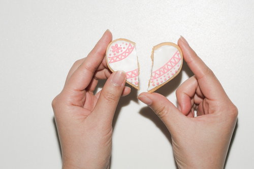 破局を表現したバレンタインデーのアイシングクッキー