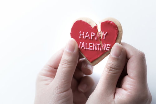 ハートブレイク、割れたアイシングクッキー