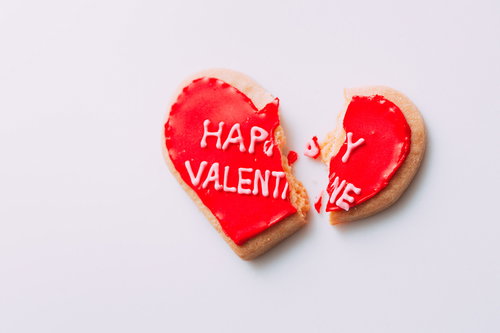 破局を象徴する割れたバレンタインクッキー