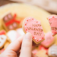 恋叶わず破局のバレンタイン、割れたハート型アイシングクッキーの写真