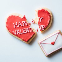 破局したハートのアイシングクッキーとラブレターの写真
