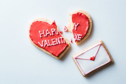 破局したハートのアイシングクッキーとラブレター