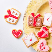 皿からあふれるバレンタイン用アイシングクッキーとメッセージの写真