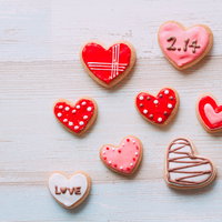 2月14日のバレンタインに合わせたハート型のアイシングクッキーの写真